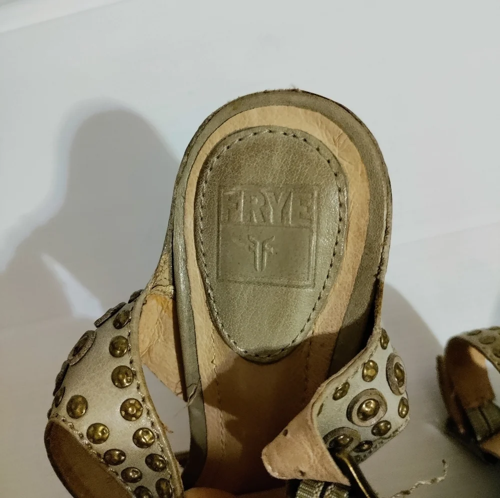 Frye Samantha Disc ankle Seam Peep Toe Heels Platform studded Sandals beige 7M